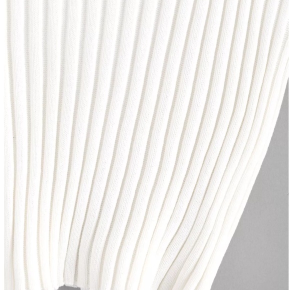 White cropped ribbed knit small scoop neck tanktop - Picture 3 of 3